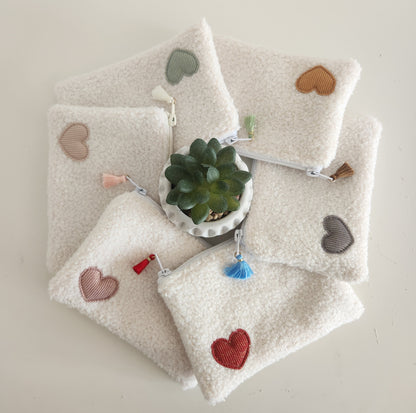 Trousse plate en moumoute écrue et petit coeur