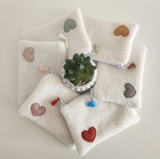 Trousse plate en moumoute écrue et petit coeur