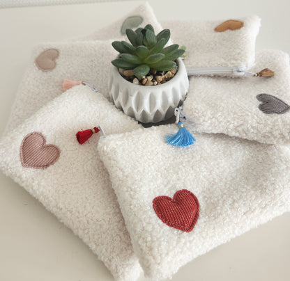 Trousse plate en moumoute écrue et petit coeur