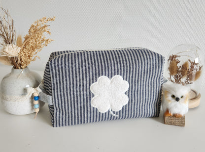 Trousse de toilette coton rayé bleu marine et trèfle en bouclette écru