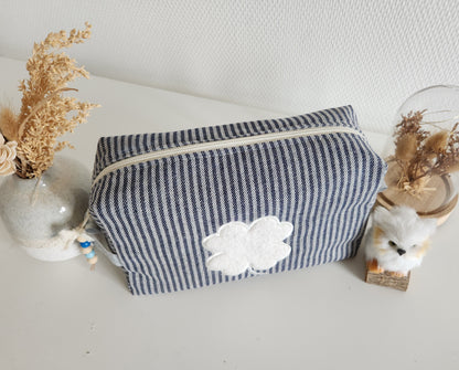 Trousse de toilette coton rayé bleu marine et trèfle en bouclette écru