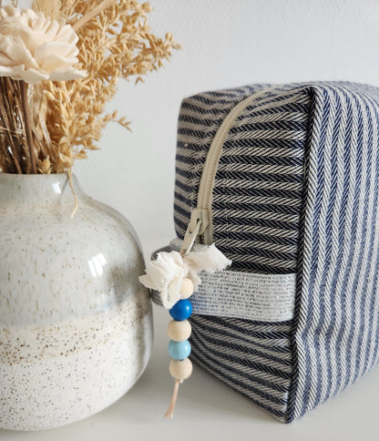 Trousse de toilette coton rayé bleu marine et trèfle en bouclette écru