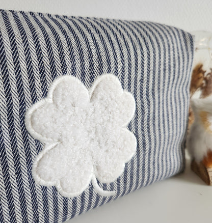 Trousse de toilette coton rayé bleu marine et trèfle en bouclette écru