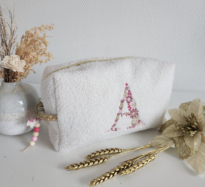 Trousse de toilette  brodée en moumoute bouclette