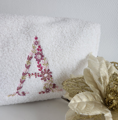Trousse de toilette  brodée en moumoute bouclette