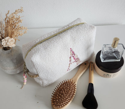 Trousse de toilette  brodée en moumoute bouclette