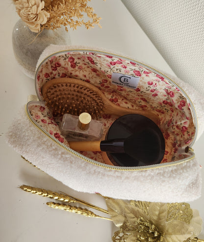 Trousse de toilette  brodée en moumoute bouclette