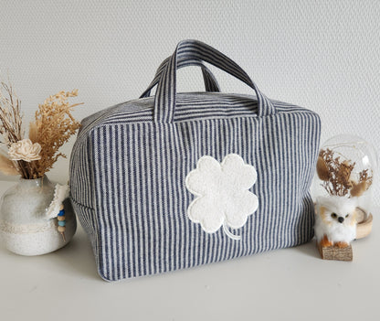 Valisette en coton rayé bleu marine et trèfle en bouclette écru