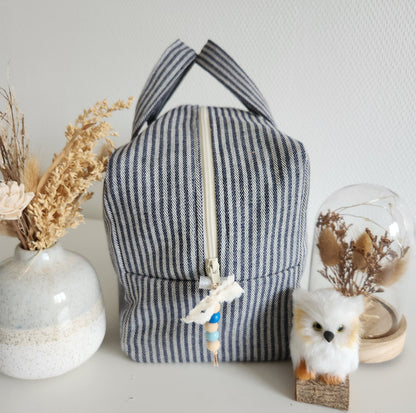 Valisette en coton rayé bleu marine et trèfle en bouclette écru