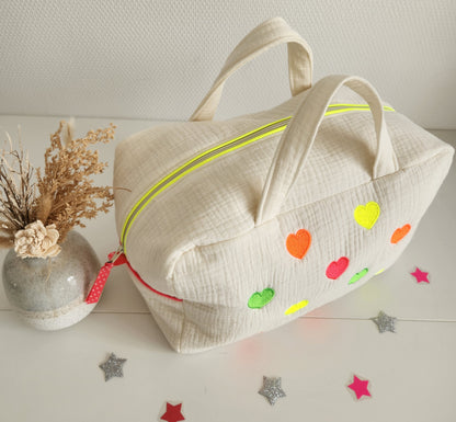 Valisette brodée en gaze de coton écrue et petits coeurs fluo