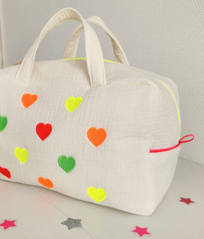 Valisette brodée en gaze de coton écrue et petits coeurs fluo
