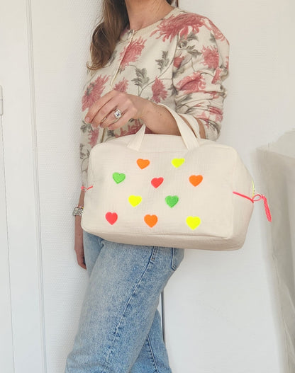 Valisette brodée en gaze de coton écrue et petits coeurs fluo