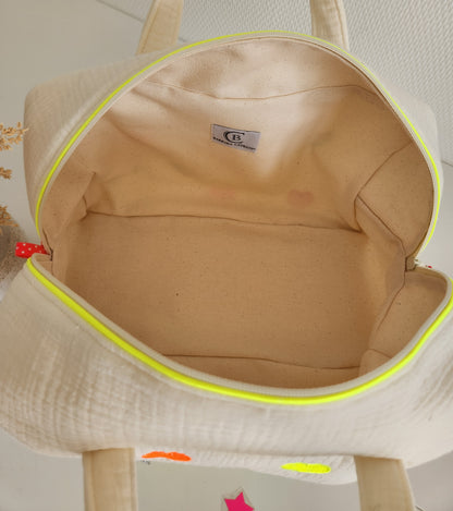 Valisette brodée en gaze de coton écrue et petits coeurs fluo