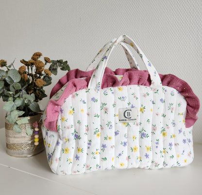 Valisette gaze de coton fleurie matelassée et volants rose.