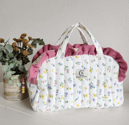 Valisette gaze de coton fleurie matelassée et volants rose.