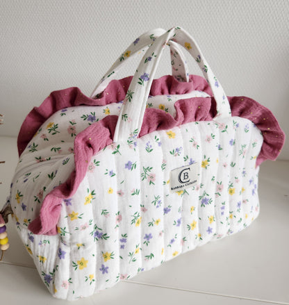 Valisette gaze de coton fleurie matelassée et volants rose.