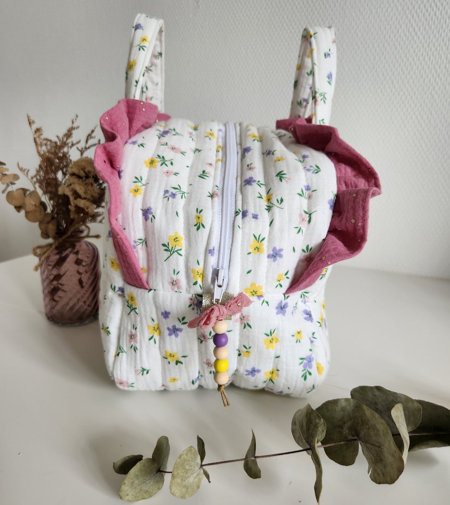 Valisette gaze de coton fleurie matelassée et volants rose.