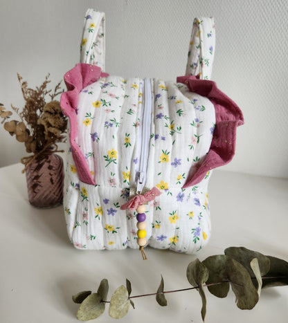 Valisette gaze de coton fleurie matelassée et volants rose.