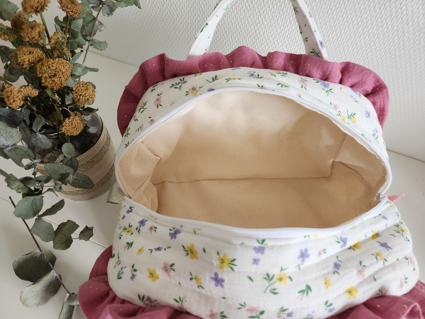 Valisette gaze de coton fleurie matelassée et volants rose.