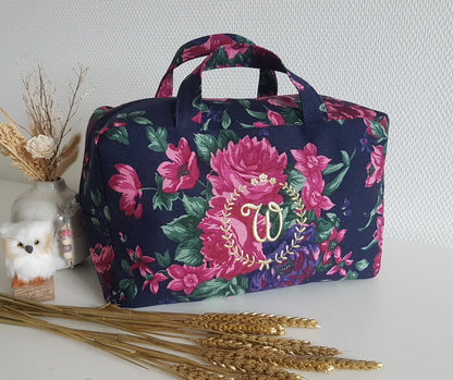 Valisette en coton bleu marine grosses fleurs roses.