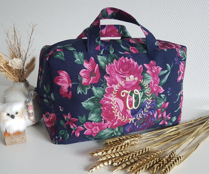 Valisette en coton bleu marine grosses fleurs roses.