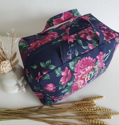 Valisette en coton bleu marine grosses fleurs roses.