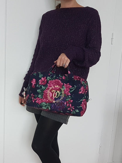 Valisette en coton bleu marine grosses fleurs roses.