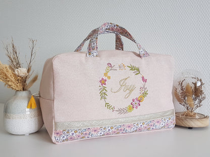 Valisette rose pâle scintillant, liberty et couronne de fleurs.