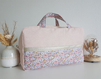 Valisette rose pâle scintillant, liberty et couronne de fleurs.