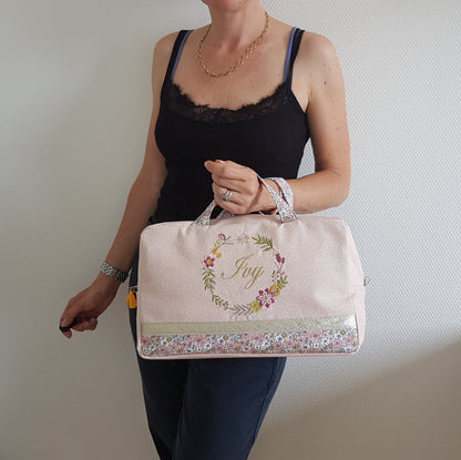Valisette rose pâle scintillant, liberty et couronne de fleurs.