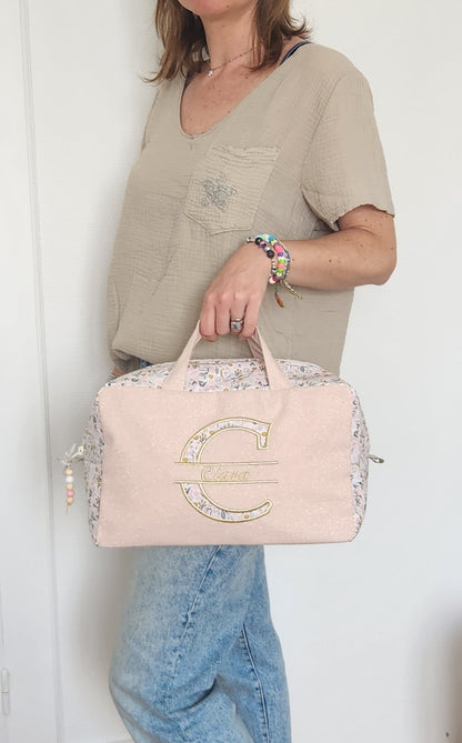 Valisette rose pâle scintillant et liberty, broderie majuscule et prénom