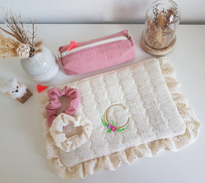 Housse de tablette ou ordinateur à volants, gaze de coton à pois dorés  .